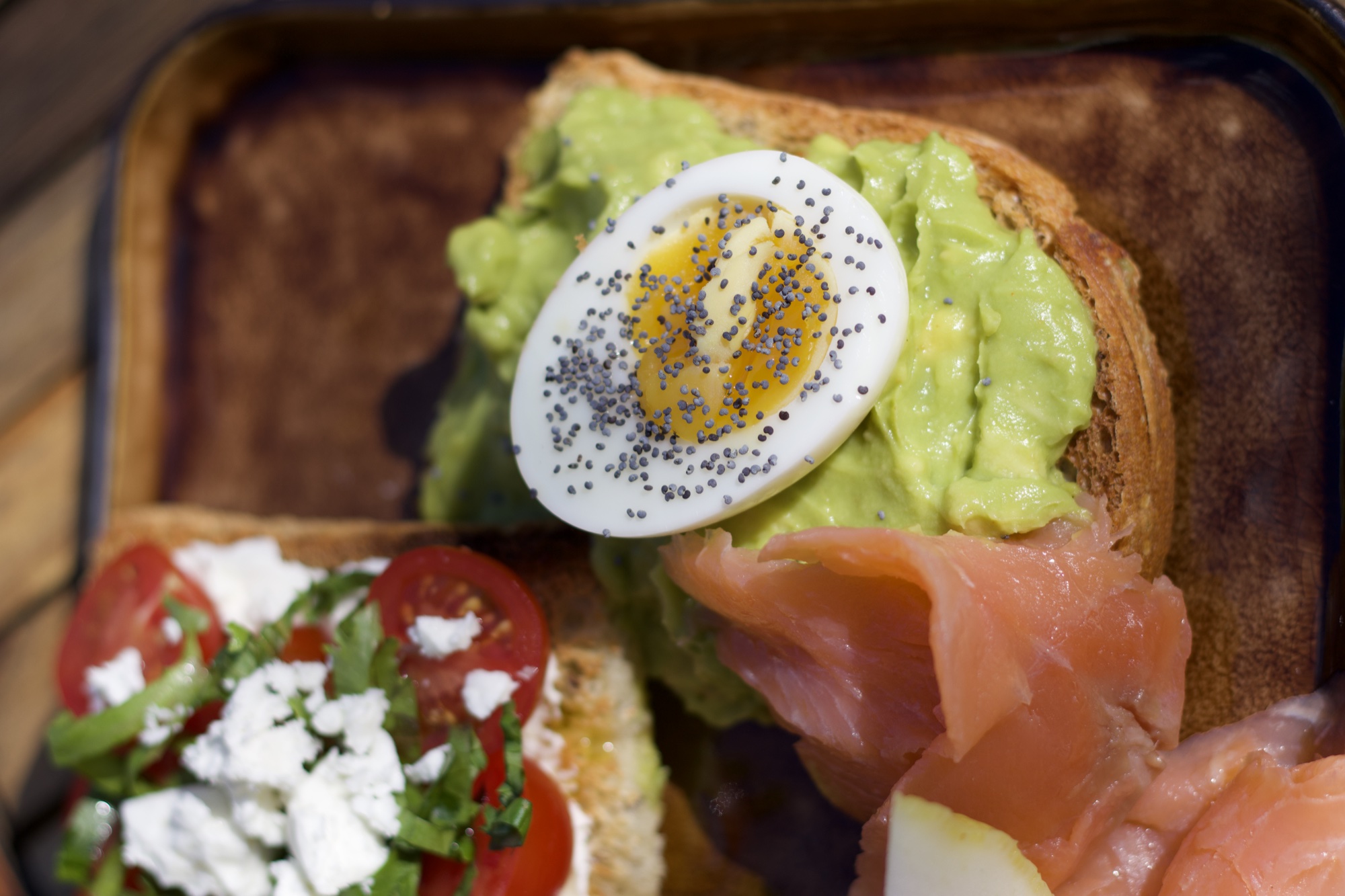 Tartine avocat, fêta et saumon